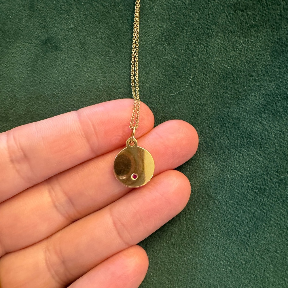 Delicate Tiffany Gold Necklace with Oval Pendant and Fine